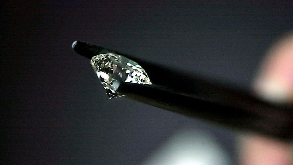 The Ethics of Choosing 2 Carat Lab-Created Diamonds: A Social and Environmental Perspective